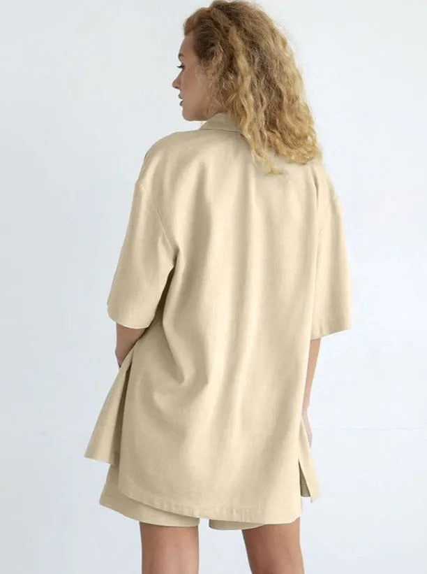 Beiges Oversize-Hemd für Damen, lässiger Look, kurze Ärmel, ideal für Sommermode. Perfekt kombinierbar mit Shorts oder Jeans.