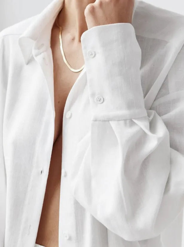 Elegantes weißes Hemd aus Leinen, perfekt für Damenmode. Ideal für Business- und Freizeitlooks. Hochwertige Verarbeitung, zeitloser Stil.