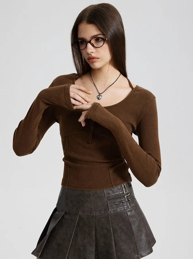 Frau in braunem Langarmshirt und schwarzem Rock, trägt Brille und Kette. Modetrend, Damenbekleidung, stilvoll, urbaner Look.
