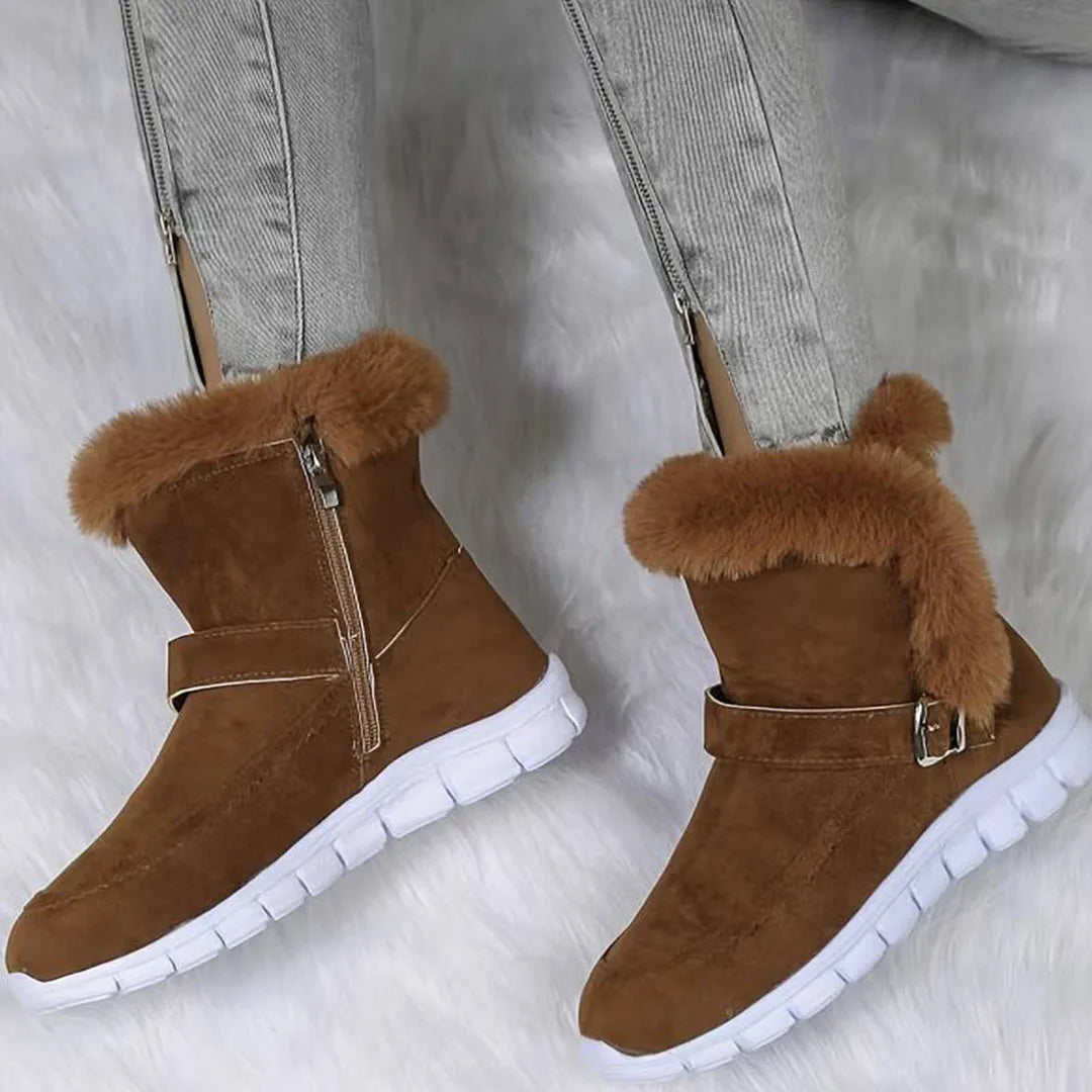 Braune Winterstiefel mit Kunstfell, Reißverschluss und Schnalle, ideal für kalte Tage. Modische Damenstiefel, warm und bequem.