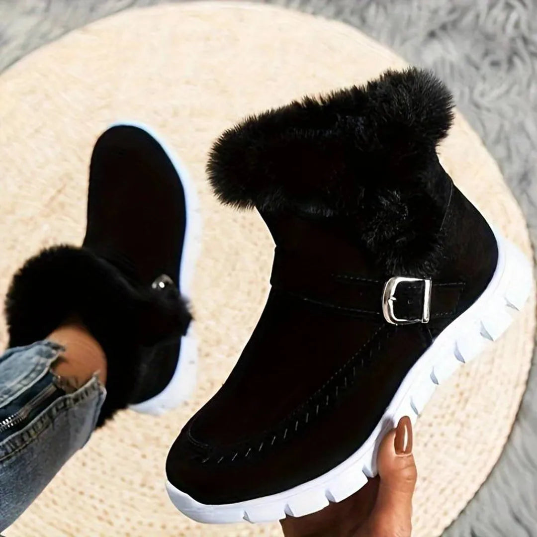 Schwarze Winterstiefel mit Kunstfellbesatz und Schnalle, rutschfeste weiße Sohle, ideal für kalte Tage. Damenmode, warme Stiefel, bequem.