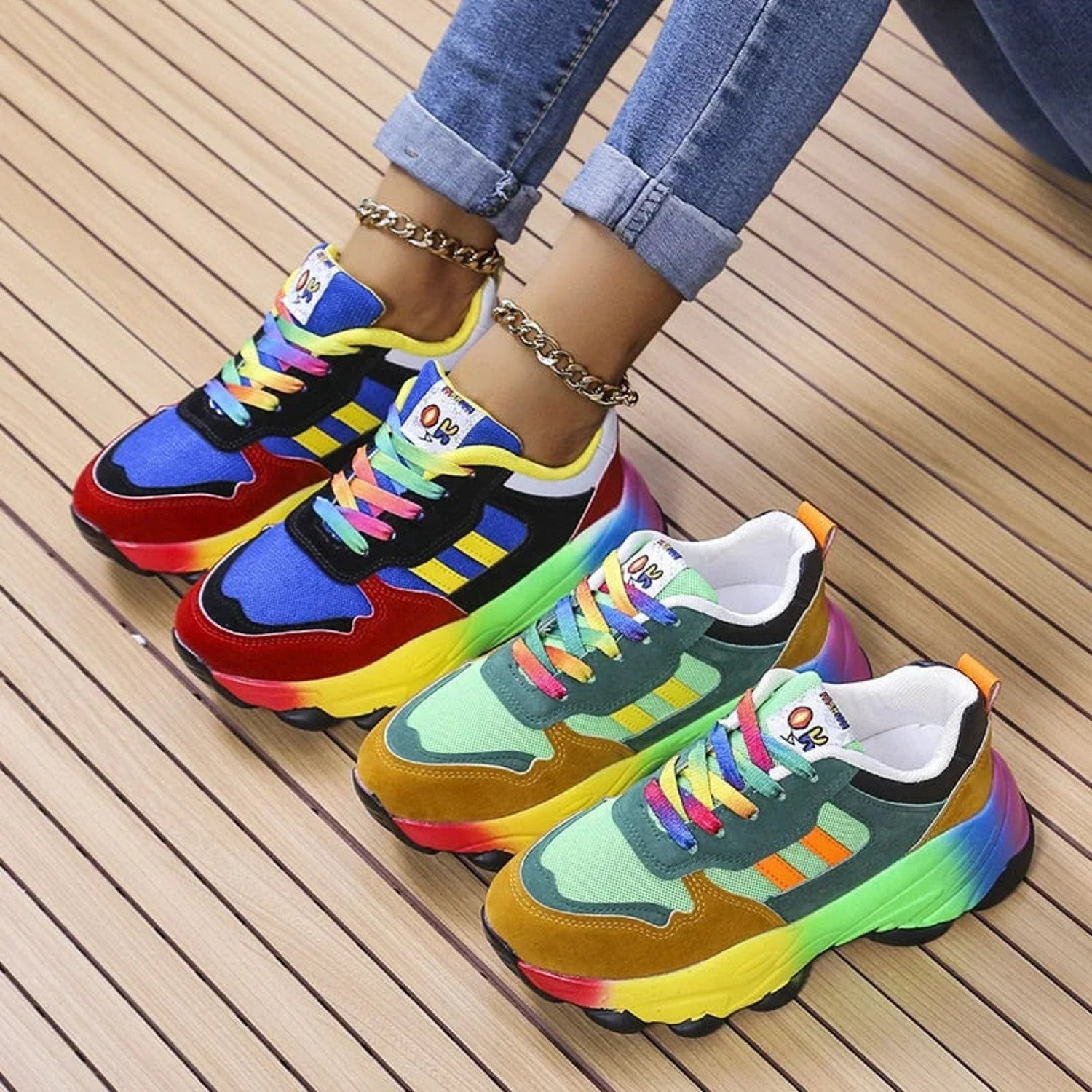 Bunte Sneaker mit Regenbogenfarben, auffälligem Design und bequemer Passform. Perfekt für trendige Streetwear und modische Outfits.