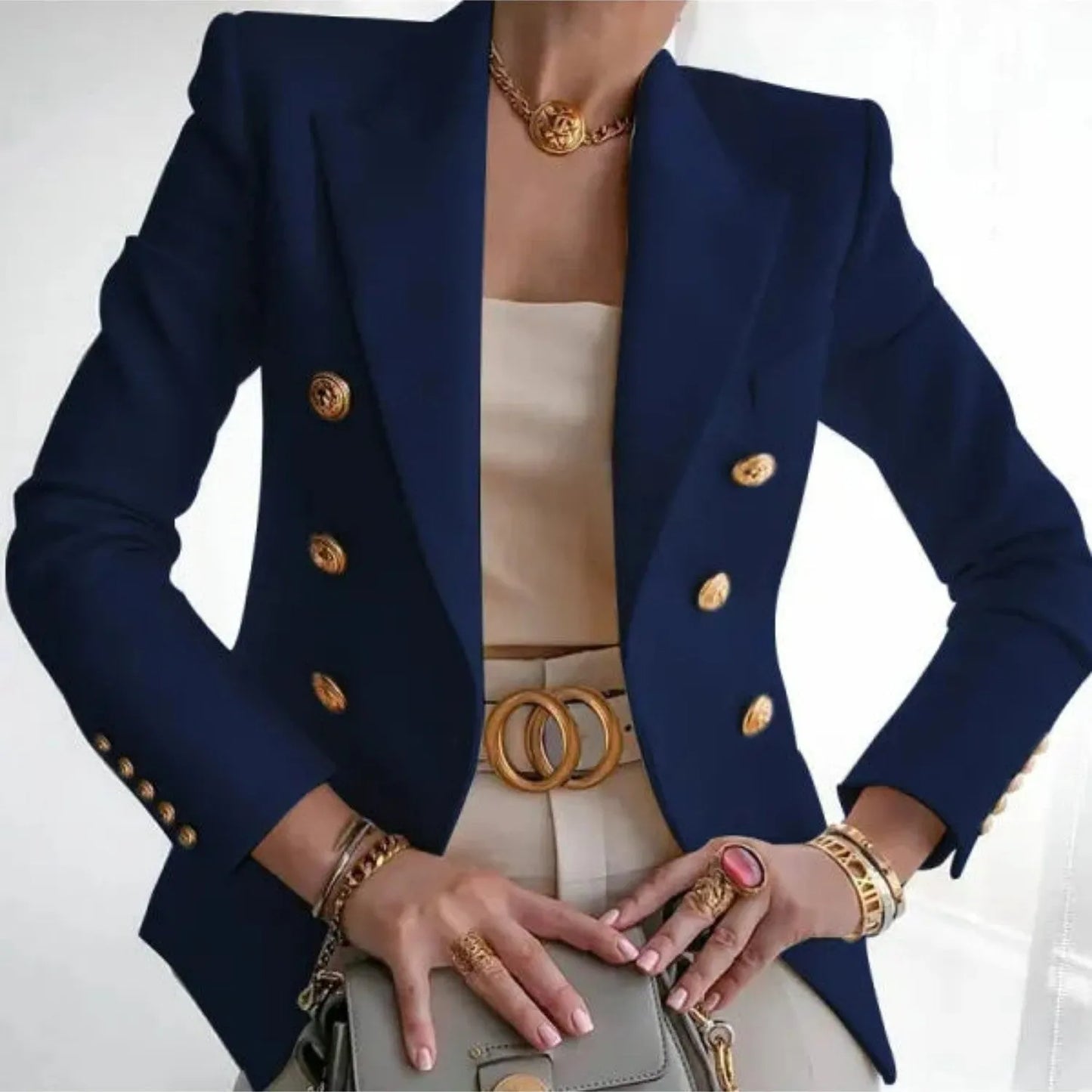 Dunkelblauer Blazer mit goldenen Knöpfen, elegantes Design, Damenmode, Business-Outfit, stilvolle Jacke, modische Kleidung, zeitloser Chic.