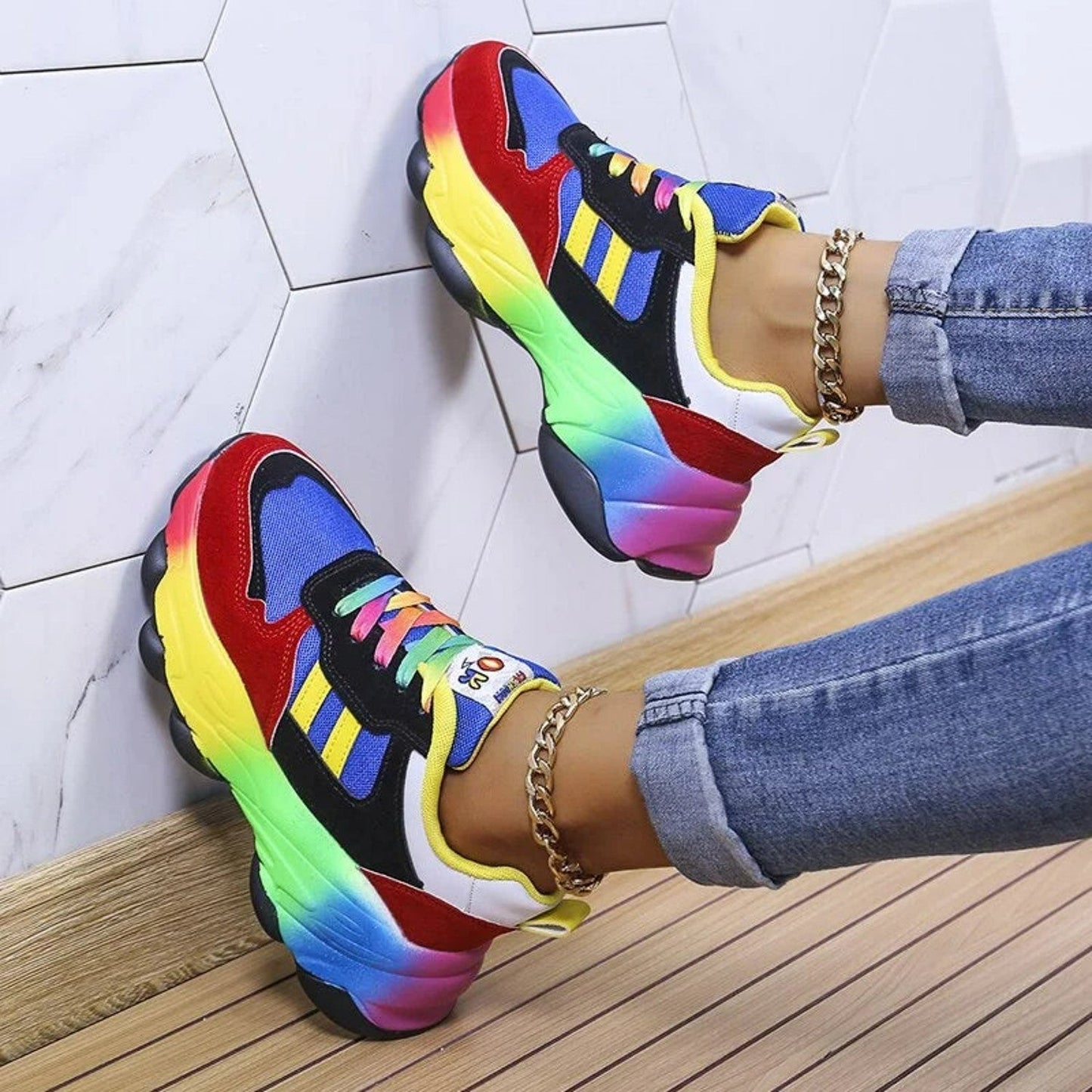Bunte Sneaker mit Regenbogenfarben, ideal für Streetwear. Modische Turnschuhe, perfekt für trendige Outfits und sportlichen Stil.