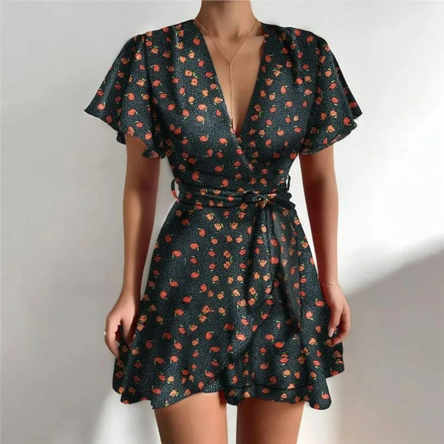 Damen-Sommerkleid mit V-Ausschnitt, Blumenmuster und Gürtel, kurzärmelig, ideal für Freizeit und Strandmode. Elegantes Design, trendig.