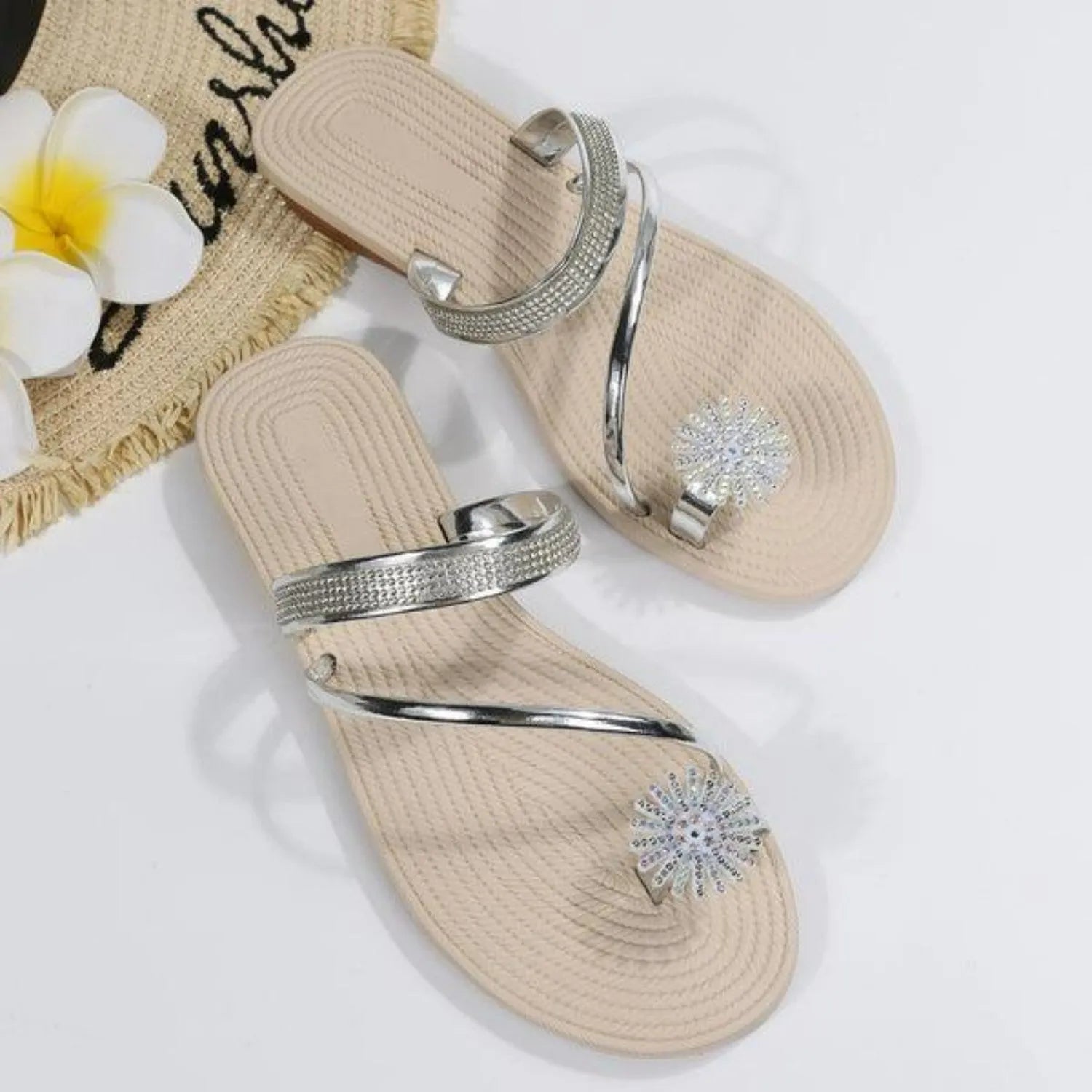 Silberne Sandalen mit Strassverzierung, ideal für den Sommer. Perfekt für Strandmode und elegante Freizeitlooks. Bequeme, stilvolle Fußbekleidung.