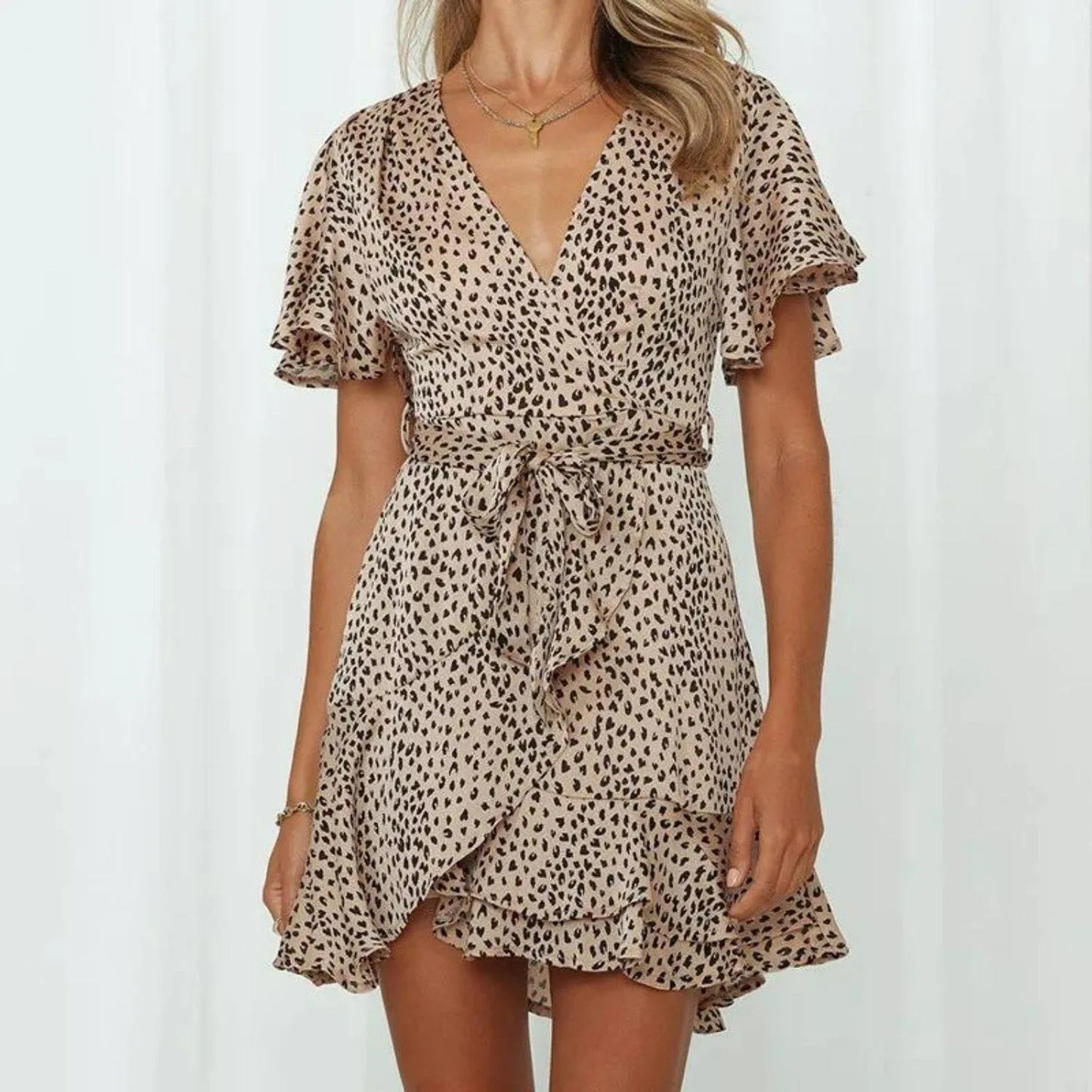 Leopardenkleid mit V-Ausschnitt und Rüschen, tailliert mit Gürtel. Perfekt für Sommermode, Damenkleidung, trendige Outfits.