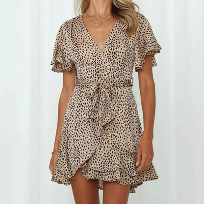 Leopardenkleid mit V-Ausschnitt und Rüschen, tailliert mit Gürtel. Perfekt für Sommermode, Damenkleidung, trendige Outfits.