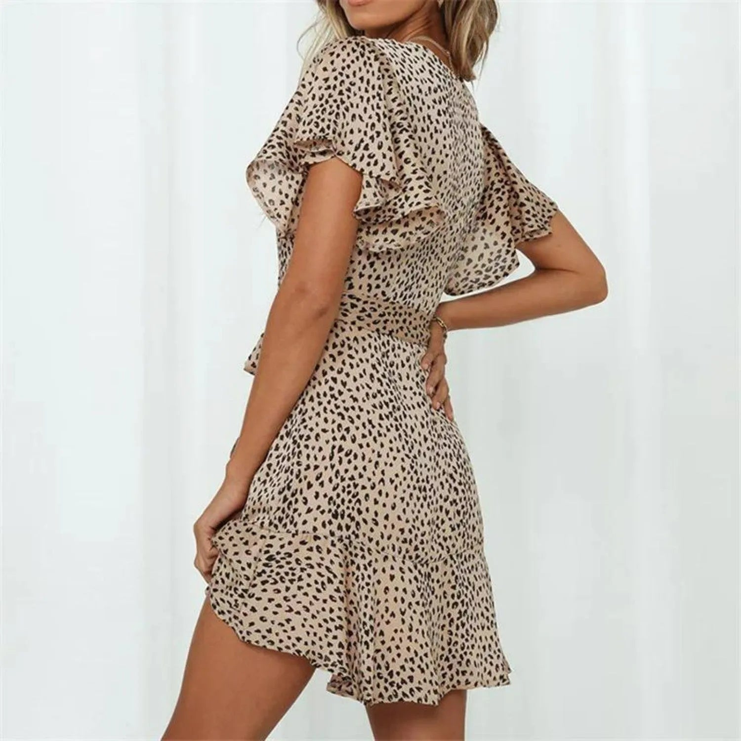 Damen-Sommerkleid mit Leopardenmuster, kurzärmelig, figurbetont, modisch, ideal für Freizeit und Strand, trendige Damenmode 2023.