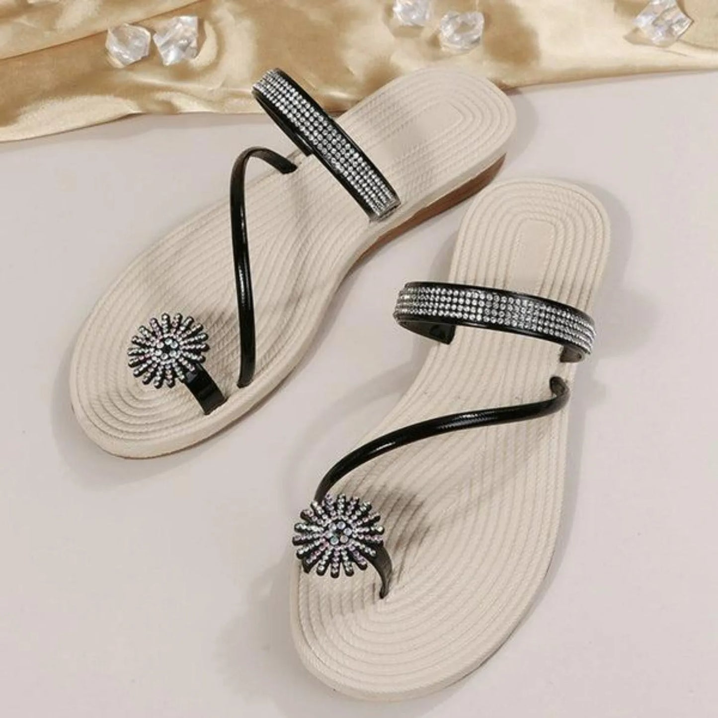 Damen-Sandalen mit Strassverzierung, elegantes Design, bequeme Sohle, ideal für Sommermode und Strandoutfits. Perfekt für stilvolle Anlässe.