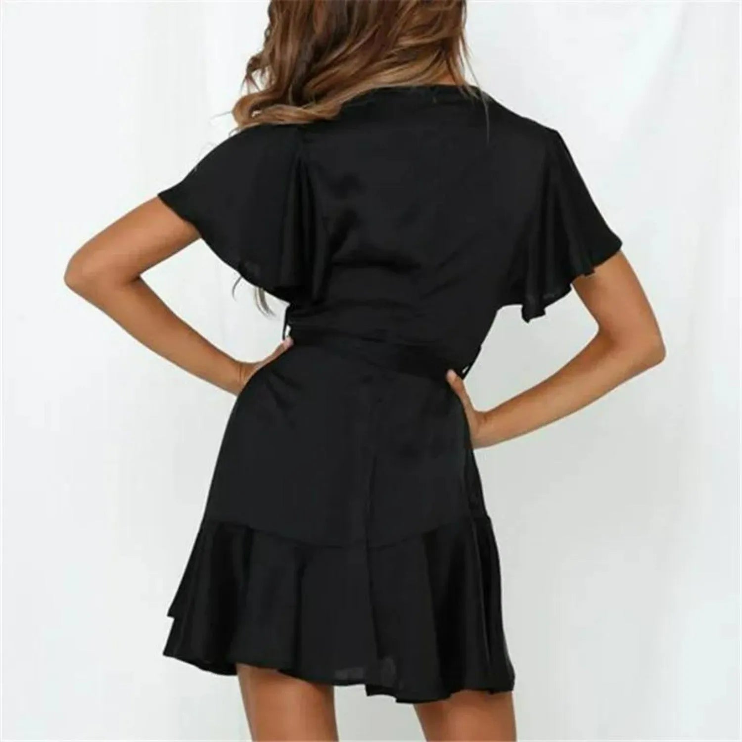 Schwarzes Minikleid mit kurzen Ärmeln und Rüschen, ideal für elegante Anlässe. Modetrend, Damenmode, stilvolles Design, Abendkleid.