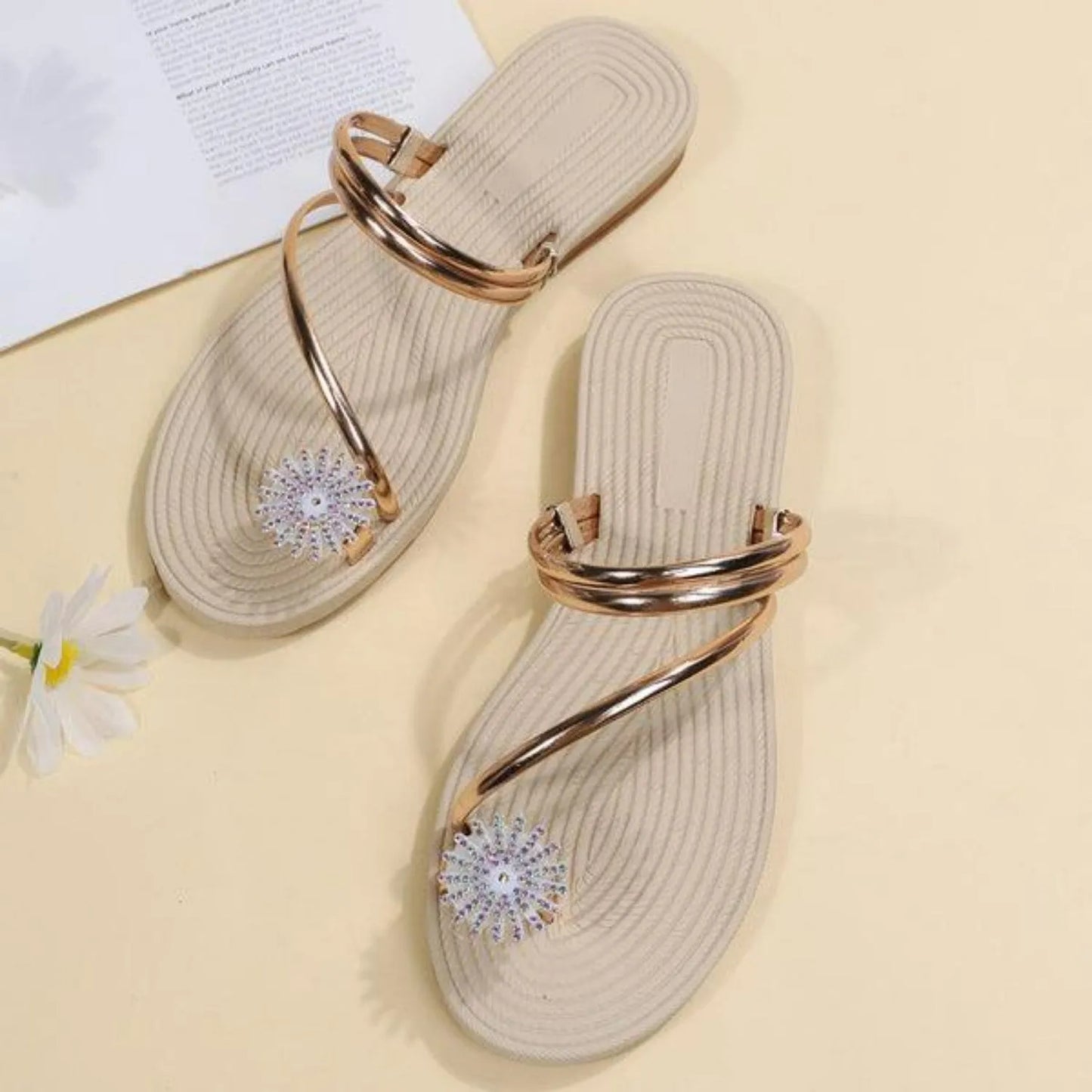 Damen-Sandalen mit goldenen Riemen und Strassverzierung, ideal für Sommermode. Bequeme, stilvolle Schuhe für Strand und Freizeit.