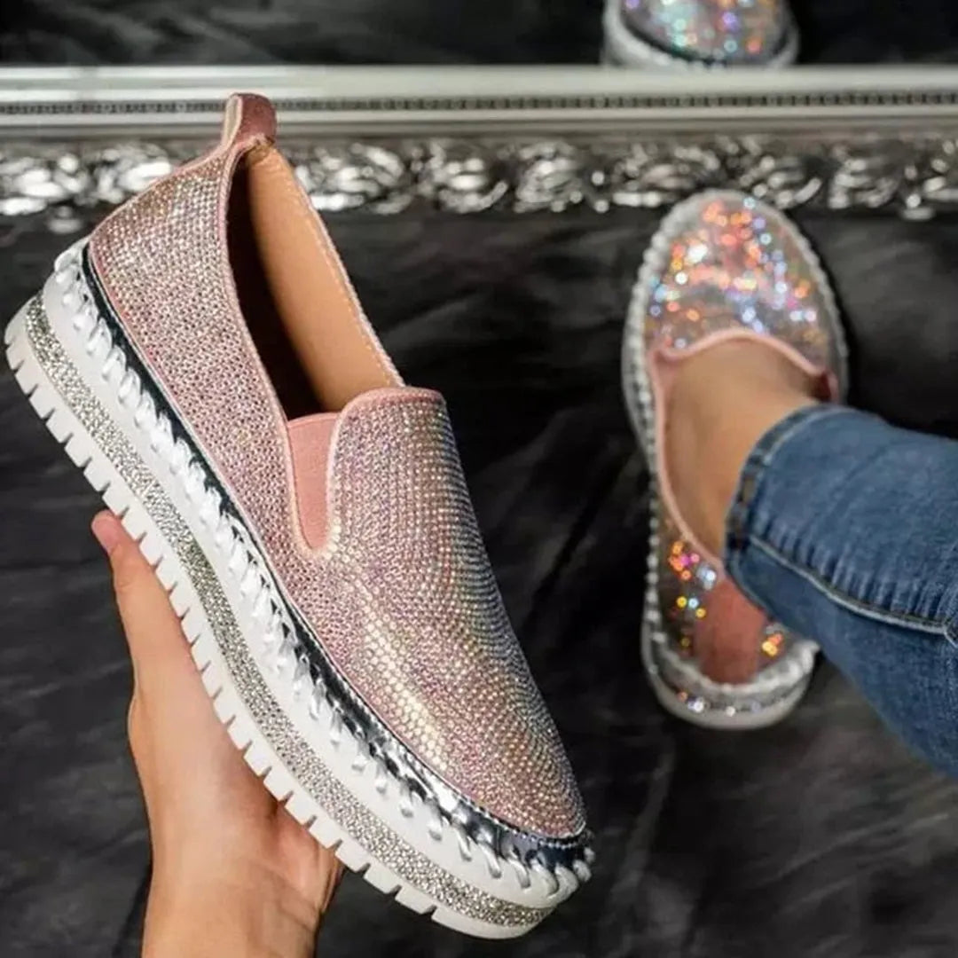 Glitzernde rosa Slip-On-Sneaker mit Plateau, ideal für Damenmode. Funkelnde Schuhe, perfekt für trendige Outfits und stilvolle Auftritte.