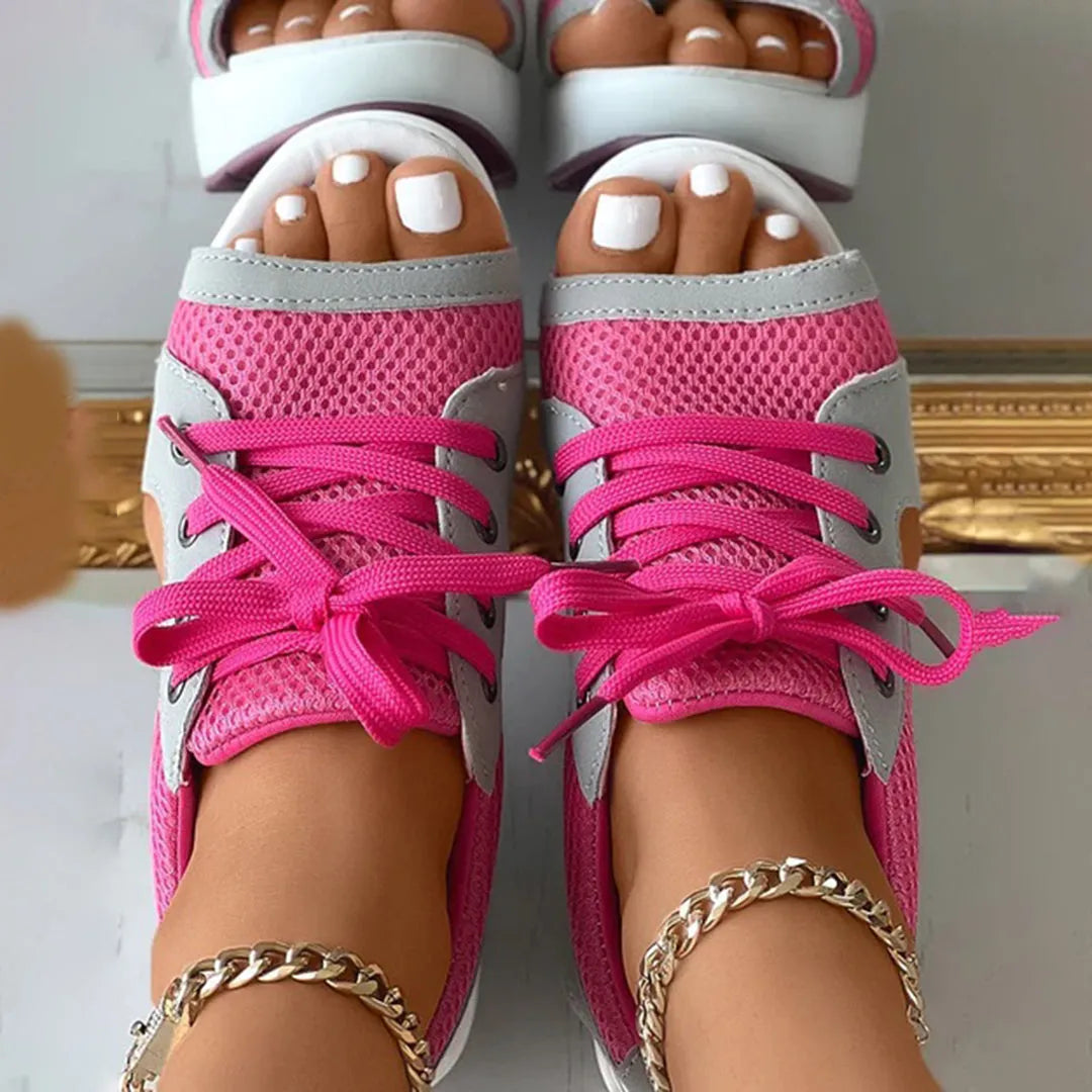 Stylische pinke Sneaker-Sandalen mit Netzstoff und weißen Sohlen, ideal für Sommermode. Perfekt für trendige Outfits und bequemen Tragekomfort.