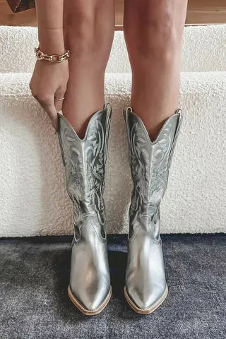 Silberne Cowboystiefel mit aufwendigen Stickereien, spitzer Zehenpartie und Blockabsatz. Perfekt für modische Western-Looks und trendige Outfits.