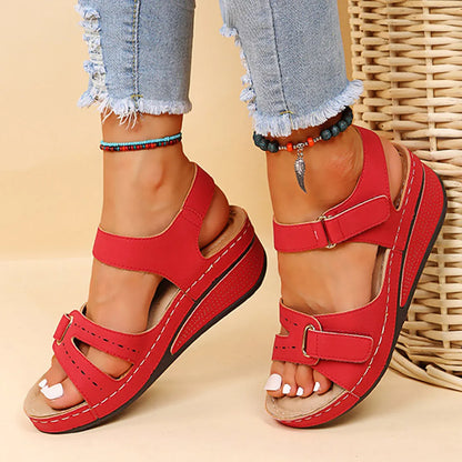 Rote Damen-Sandalen mit Keilabsatz, verstellbaren Riemen und bequemer Sohle. Perfekt für Sommermode und Freizeitoutfits.