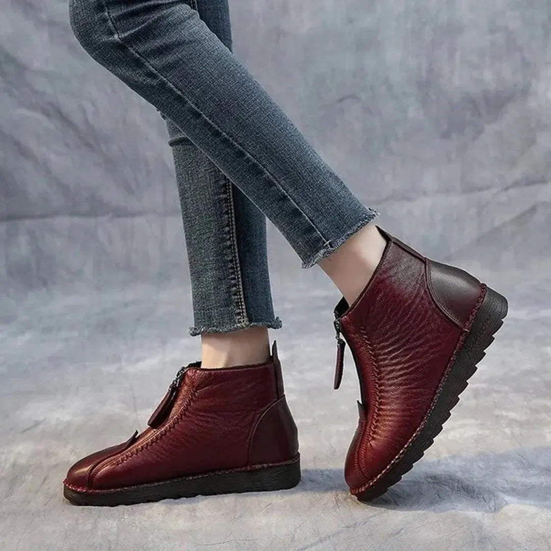 Damenstiefeletten in Rotbraun, aus Leder mit Reißverschluss, kombiniert mit Jeans. Modische, bequeme Schuhe für Herbst und Winter.