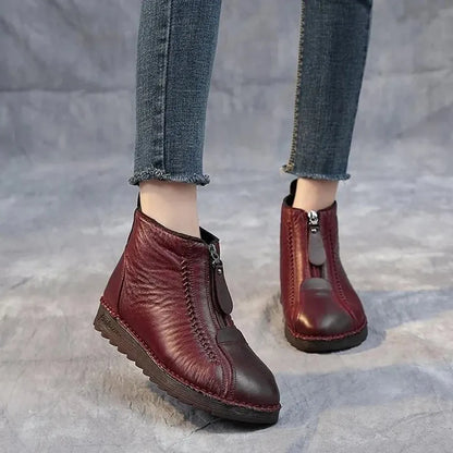 Damenstiefeletten aus Leder in Rotbraun mit Reißverschluss, bequeme Passform, ideal für Herbstmode. Perfekt kombinierbar mit Jeans.