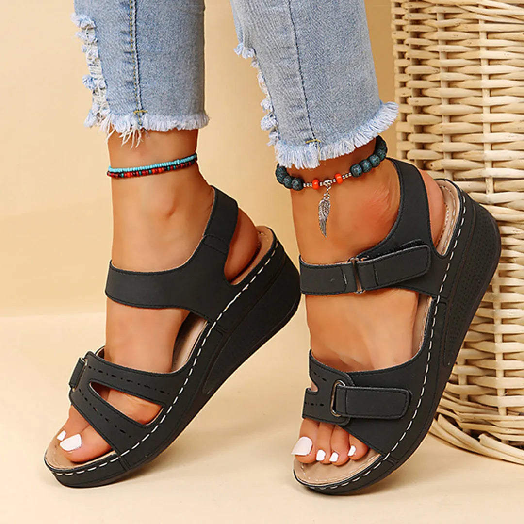 Schwarze Plateau-Sandalen mit Klettverschluss, ideal für Sommermode. Bequeme Damen-Schuhe, perfekt kombinierbar mit Jeans und Accessoires.