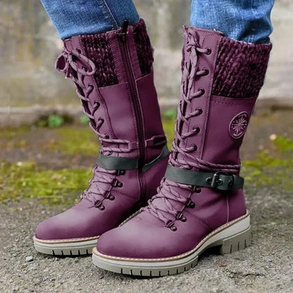 Lila Damenstiefel mit Schnürung und Reißverschluss, gefütterter Schaft, robuste Sohle. Perfekt für Herbstmode und Outdoor-Aktivitäten.