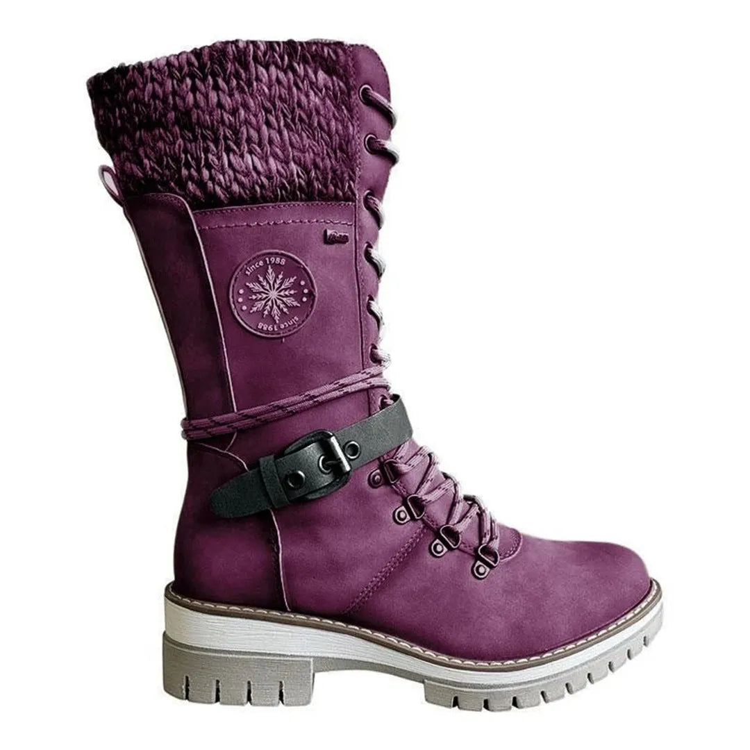 Lila Damenstiefel mit Strickbund, Schnürung und Schnalle. Robuste Sohle, ideal für Herbst und Winter. Modische, bequeme Winterstiefel.