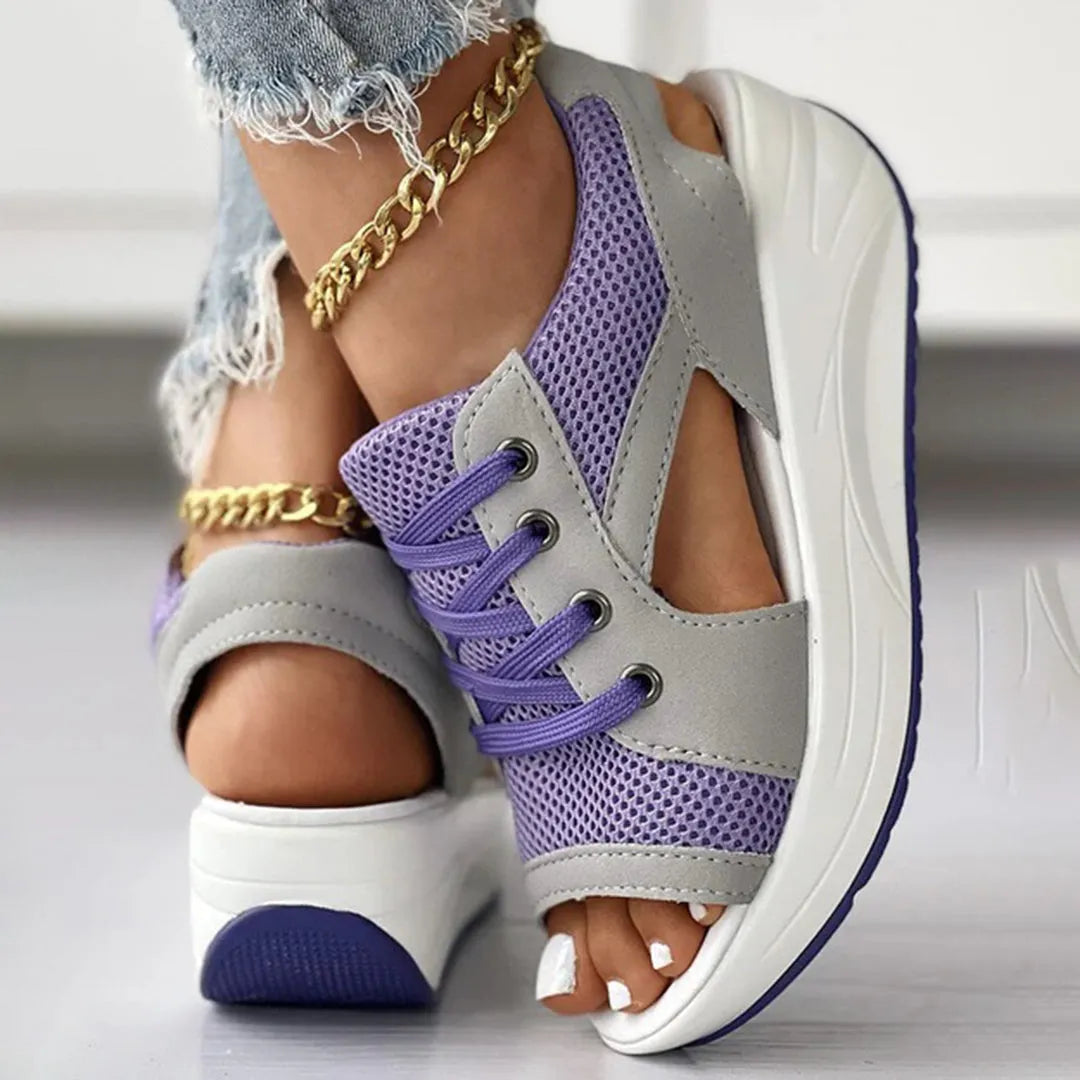 Lila Damen-Sneaker-Sandalen mit Keilabsatz, atmungsaktivem Mesh, goldener Knöchelkette und sportlichem Design. Ideal für Sommermode und Komfort.