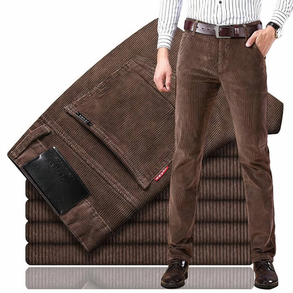 Braune Cordhose für Herren, elegant, bequem, modisch, ideal für Herbst und Winter.