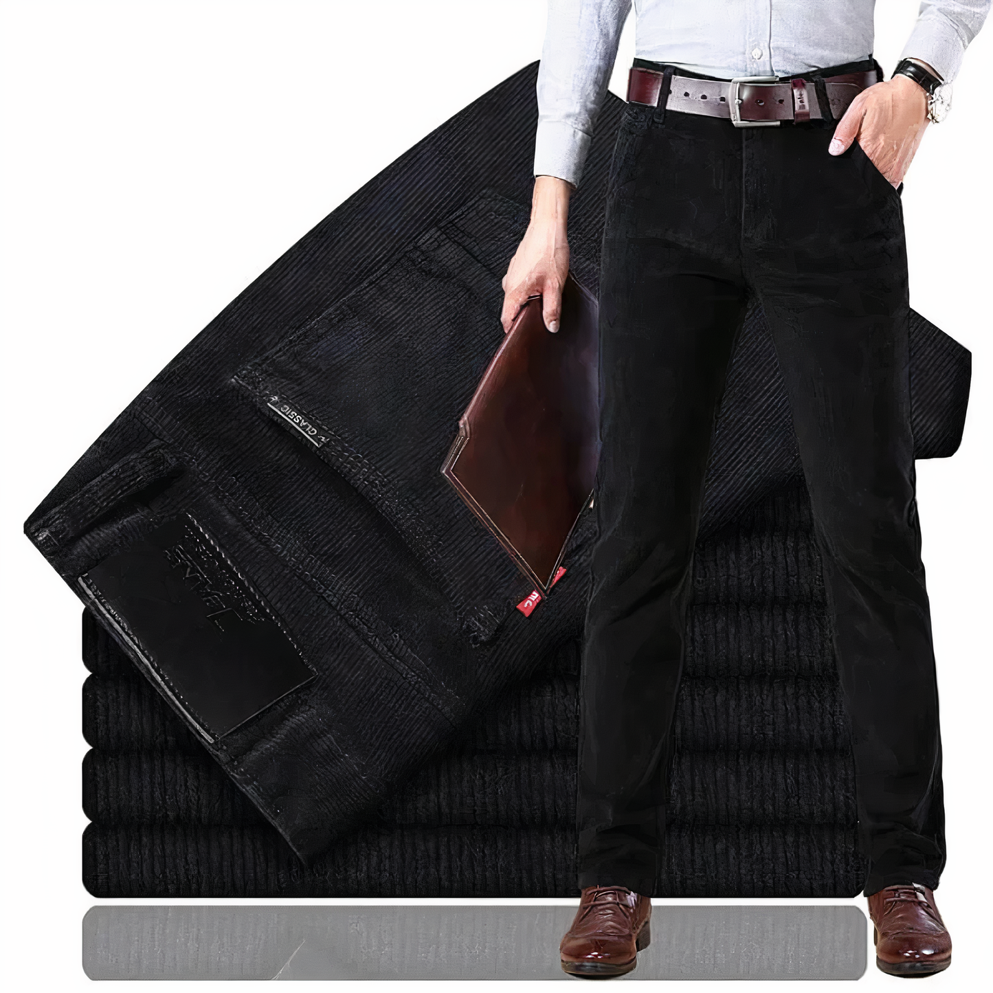 Mann in schwarzer Cordhose, braune Schuhe, hält braune Mappe, eleganter Business-Look.