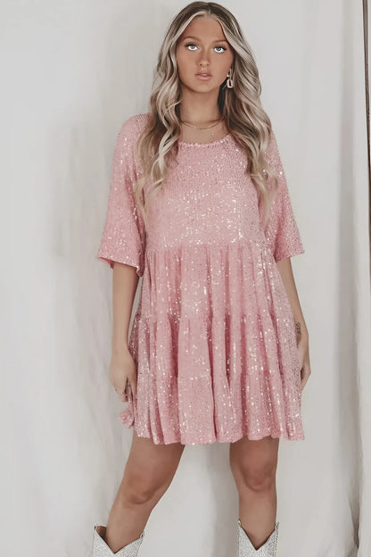 Frau in rosa Paillettenkleid, modisch und elegant, mit langen blonden Haaren. Perfekt für Partys, Abendmode, glamouröser Look.