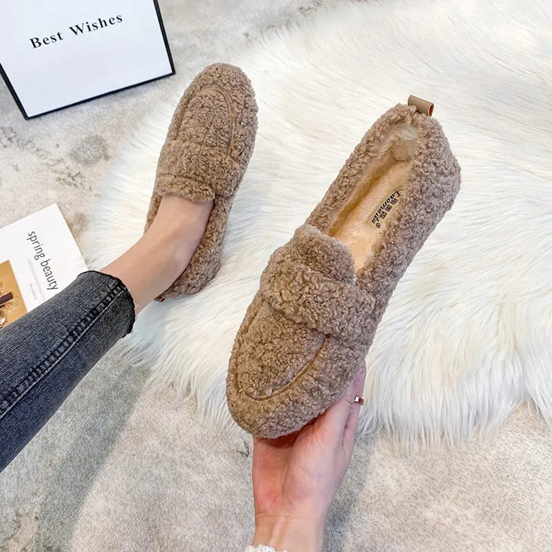 Damen Hausschuhe aus Plüsch, beige, gemütlich und warm, ideal für den Winter. Perfekt für Komfort und Stil zu Hause.