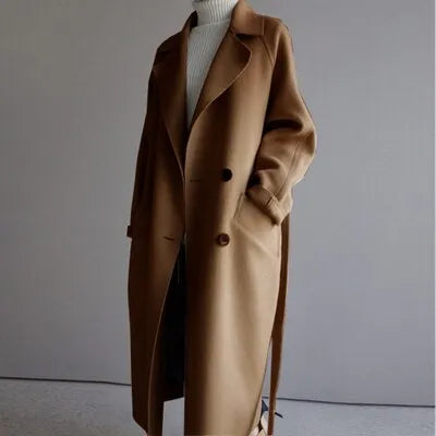 Eleganter brauner Wollmantel für Damen, ideal für Herbst und Winter. Stilvoller, langer Schnitt mit Knöpfen, perfekt für modische Outfits.