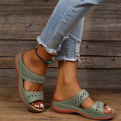 Damen Sandalen in Olivgrün mit Ziernähten, bequemem Fußbett und rutschfester Sohle. Perfekt für Sommermode und Freizeitoutfits.
