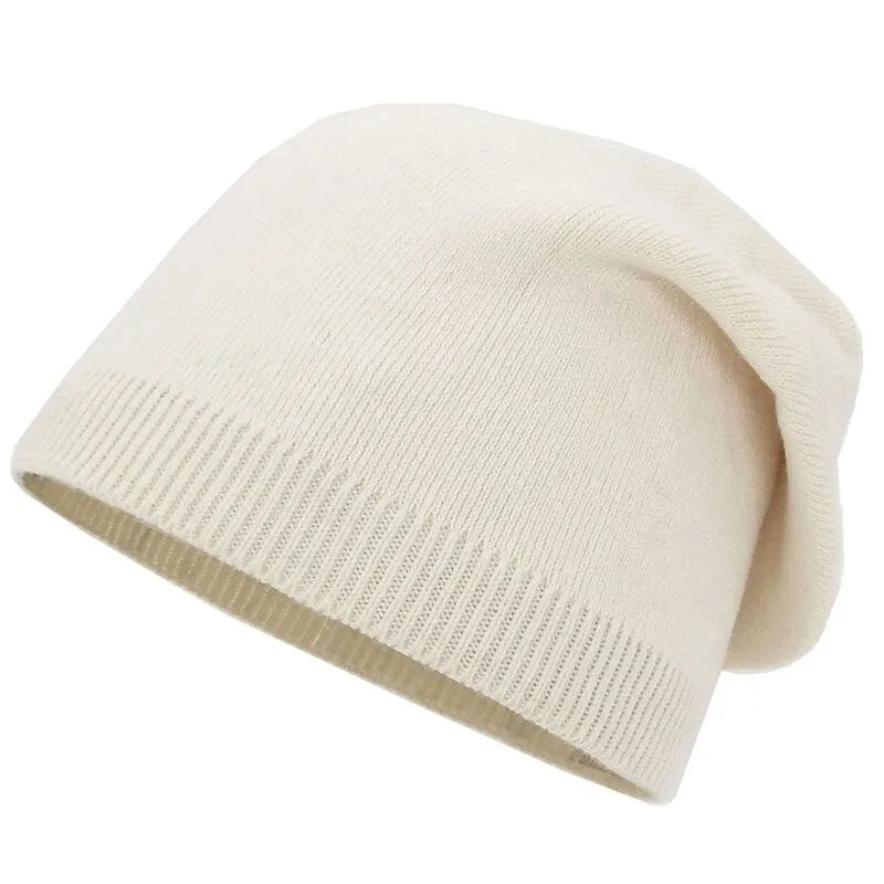 Beige Strickmütze aus weicher Baumwolle, ideal für Herbst und Winter. Modisches Accessoire, das Wärme und Stil vereint. Perfekt für Damen und Herren.