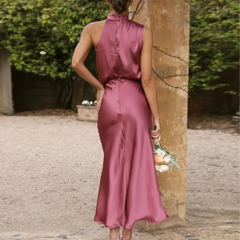 Elegantes, ärmelloses Satinkleid in Rosa, knielang, ideal für Hochzeiten oder Abendveranstaltungen. Perfekt für stilvolle, feminine Outfits.