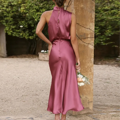 Elegantes, ärmelloses Satinkleid in Rosa, knielang, ideal für Hochzeiten oder Abendveranstaltungen. Perfekt für stilvolle, feminine Outfits.