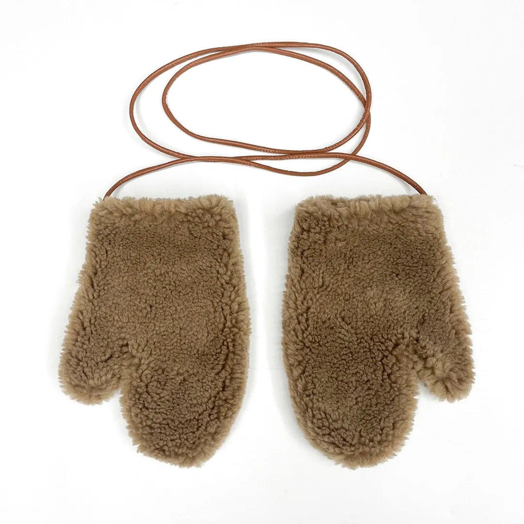 Braune Fäustlinge aus Lammfell mit Lederband, ideal für Winterkleidung. Weiche, warme Handschuhe für kalte Tage. Perfekt für Outdoor-Aktivitäten.