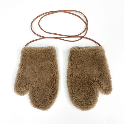 Braune Fäustlinge aus Lammfell mit Lederband, ideal für Winterkleidung. Weiche, warme Handschuhe für kalte Tage. Perfekt für Outdoor-Aktivitäten.