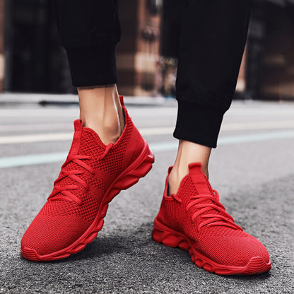 Rote Sportschuhe für Herren, atmungsaktiv, leicht, Straßenhintergrund.