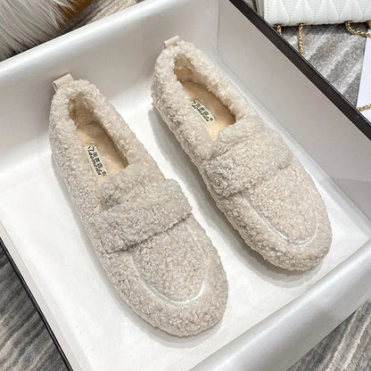 Damen Hausschuhe aus Plüsch in Beige, gemütlich und warm, ideal für den Winter. Perfekt für Komfort zu Hause. Jetzt online kaufen!