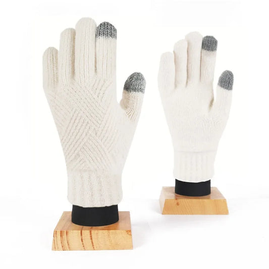 Weiße Touchscreen-Handschuhe mit grauen Fingerspitzen auf Holzständern. Ideal für Winter, Smartphone-kompatibel, stilvoll und funktional.