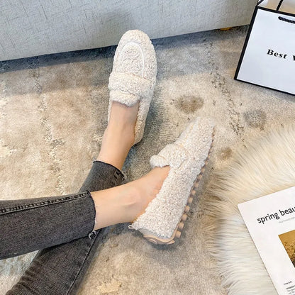 Damen Hausschuhe aus Plüsch, gemütlich und warm, ideal für den Winter. Perfekt für Zuhause, rutschfeste Sohle, modisches Design.