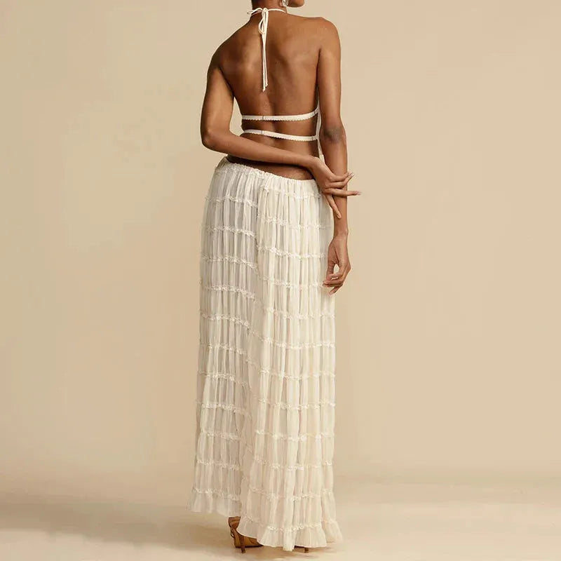 Elegantes, weißes Maxikleid mit Rückenfrei-Design und fließendem Stoff. Perfekt für Sommermode, Strandhochzeiten und festliche Anlässe.