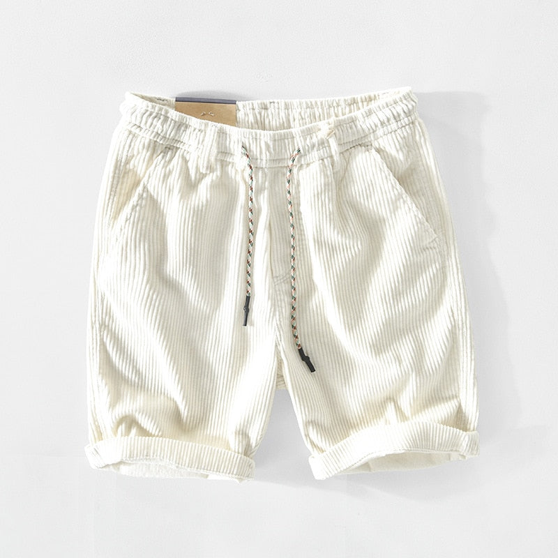 Weiße gestreifte Baumwollshorts mit Kordelzug, lässige Sommermode für Herren.