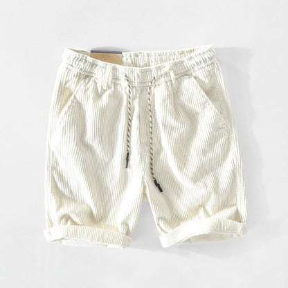 Weiße gestreifte Baumwollshorts mit Kordelzug, lässige Sommermode für Herren.