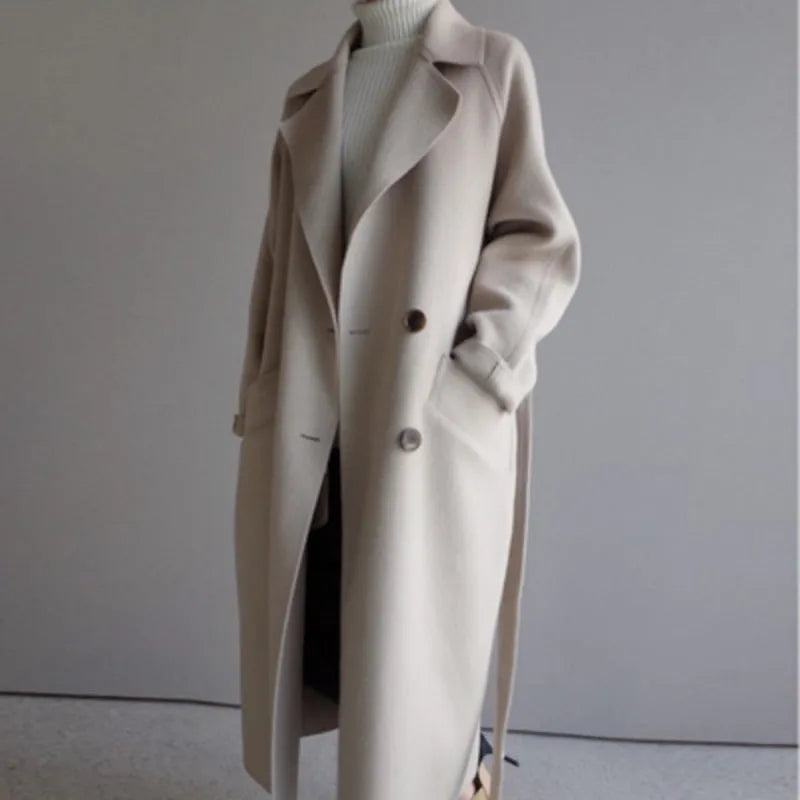 Eleganter beiger Wollmantel für Damen, ideal für Herbst und Winter. Stilvoller, langer Schnitt mit Knöpfen, perfekt für modische Outfits.