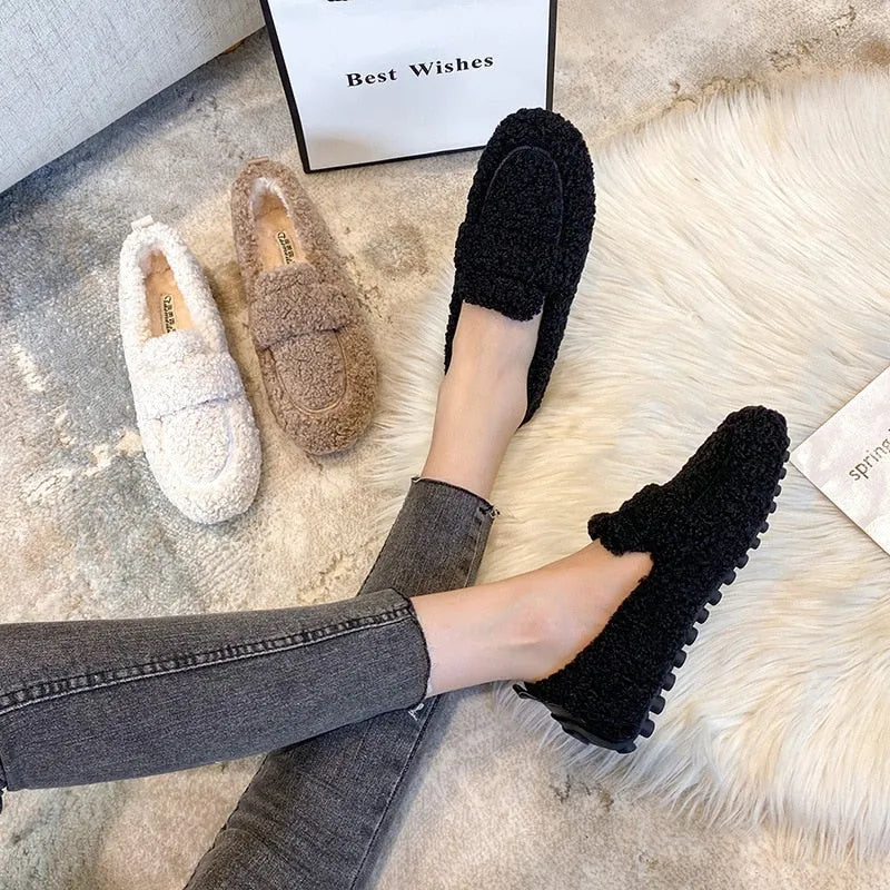 Damenhausschuhe aus Plüsch, gemütlich und warm, in Schwarz, Beige und Braun. Perfekt für den Winter, rutschfeste Sohle, modisches Design.