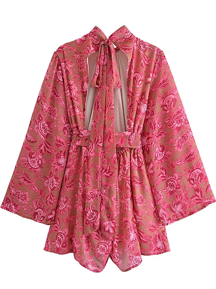 Rosa geblümter Kimono mit weitem Schnitt und Bindegürtel, ideal für stilvolle Sommermode. Perfekt als Strandkleidung oder lässiger Überwurf.