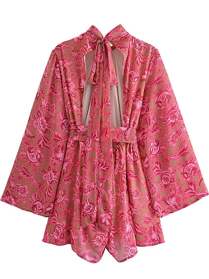 Rosa geblümter Kimono mit weitem Schnitt und Bindegürtel, ideal für stilvolle Sommermode. Perfekt als Strandkleidung oder lässiger Überwurf.