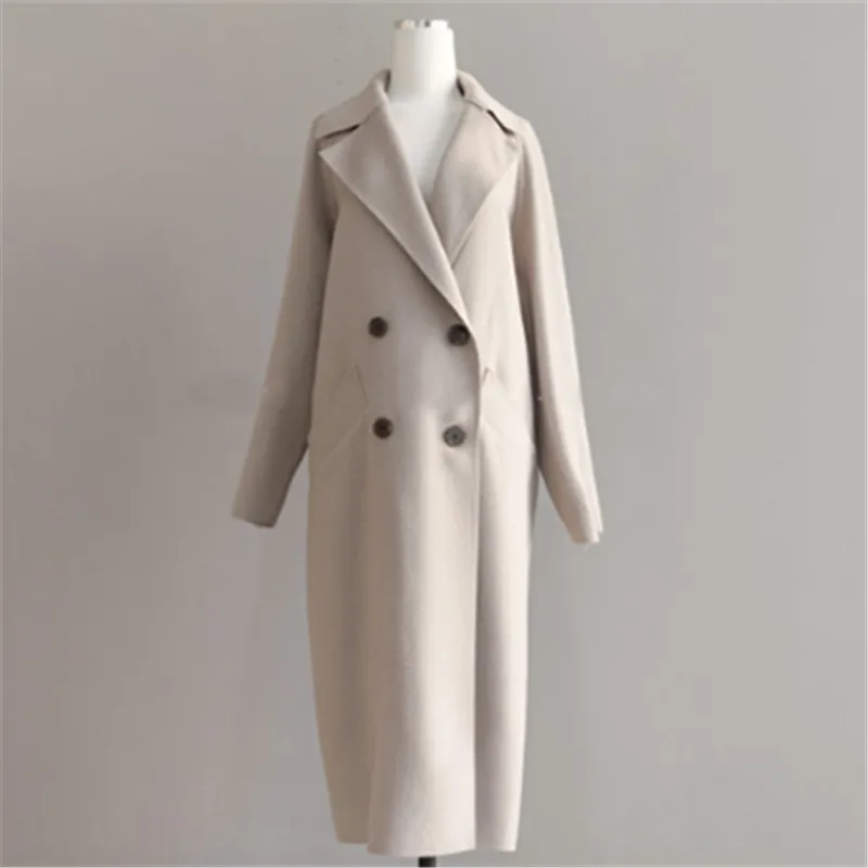 Eleganter beiger Damenmantel, doppelreihig, aus Wolle. Perfekt für Herbst und Winter. Stilvoller Trenchcoat für modische Outfits.