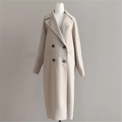 Eleganter beiger Damenmantel, doppelreihig, aus Wolle. Perfekt für Herbst und Winter. Stilvoller Trenchcoat für modische Outfits.